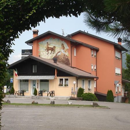 Hotel Ristorante Sagittario Feltre Exteriör bild
