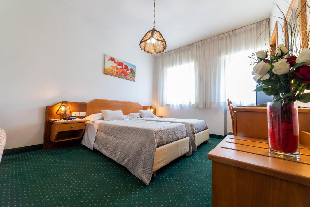 Hotel Ristorante Sagittario Feltre Exteriör bild