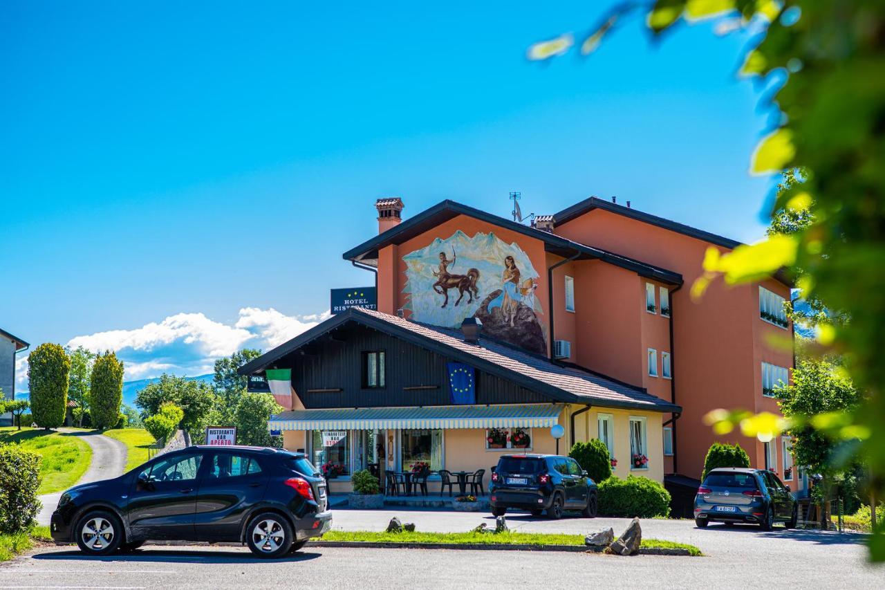 Hotel Ristorante Sagittario Feltre Exteriör bild