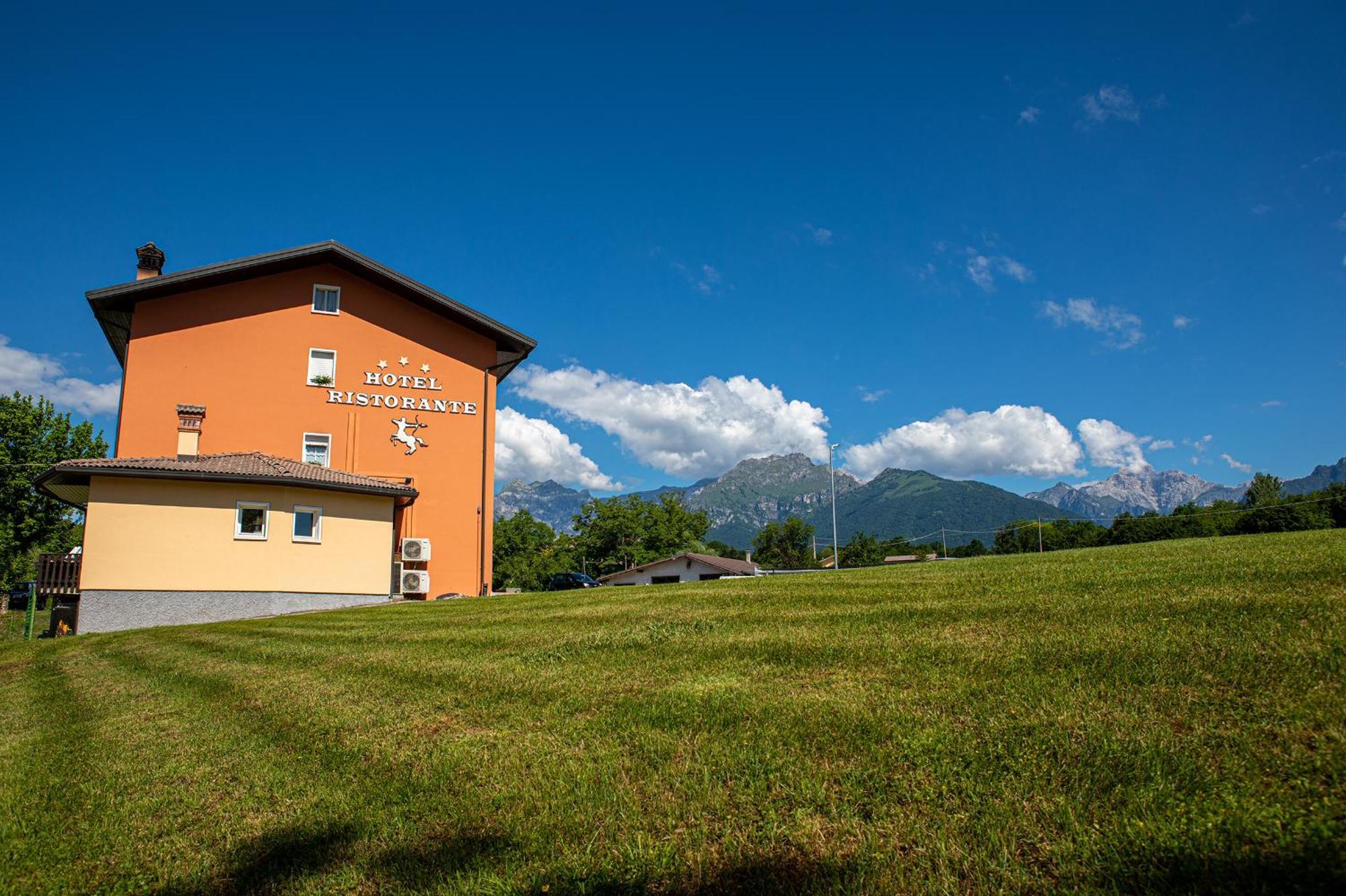 Hotel Ristorante Sagittario Feltre Exteriör bild
