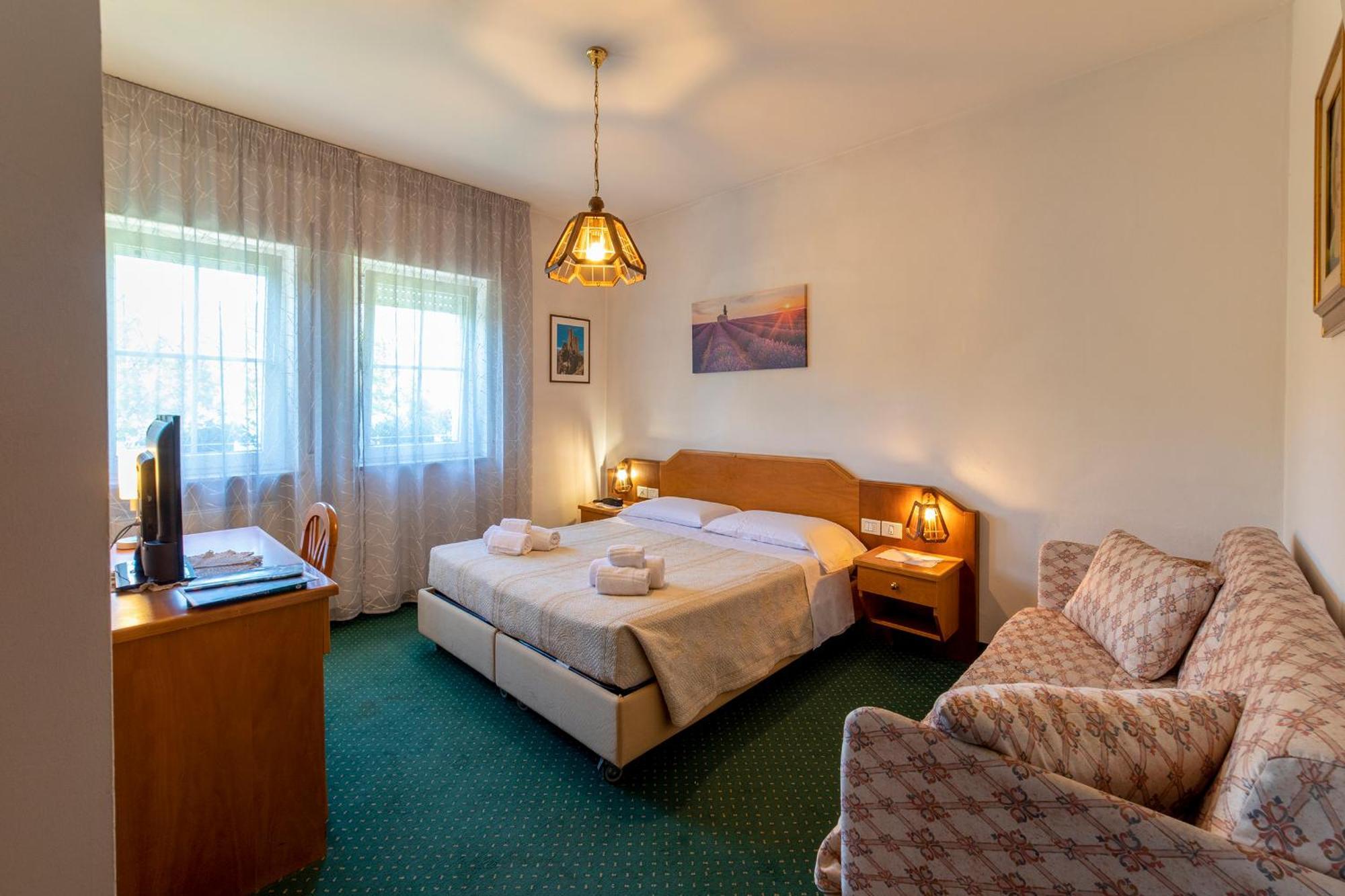 Hotel Ristorante Sagittario Feltre Exteriör bild