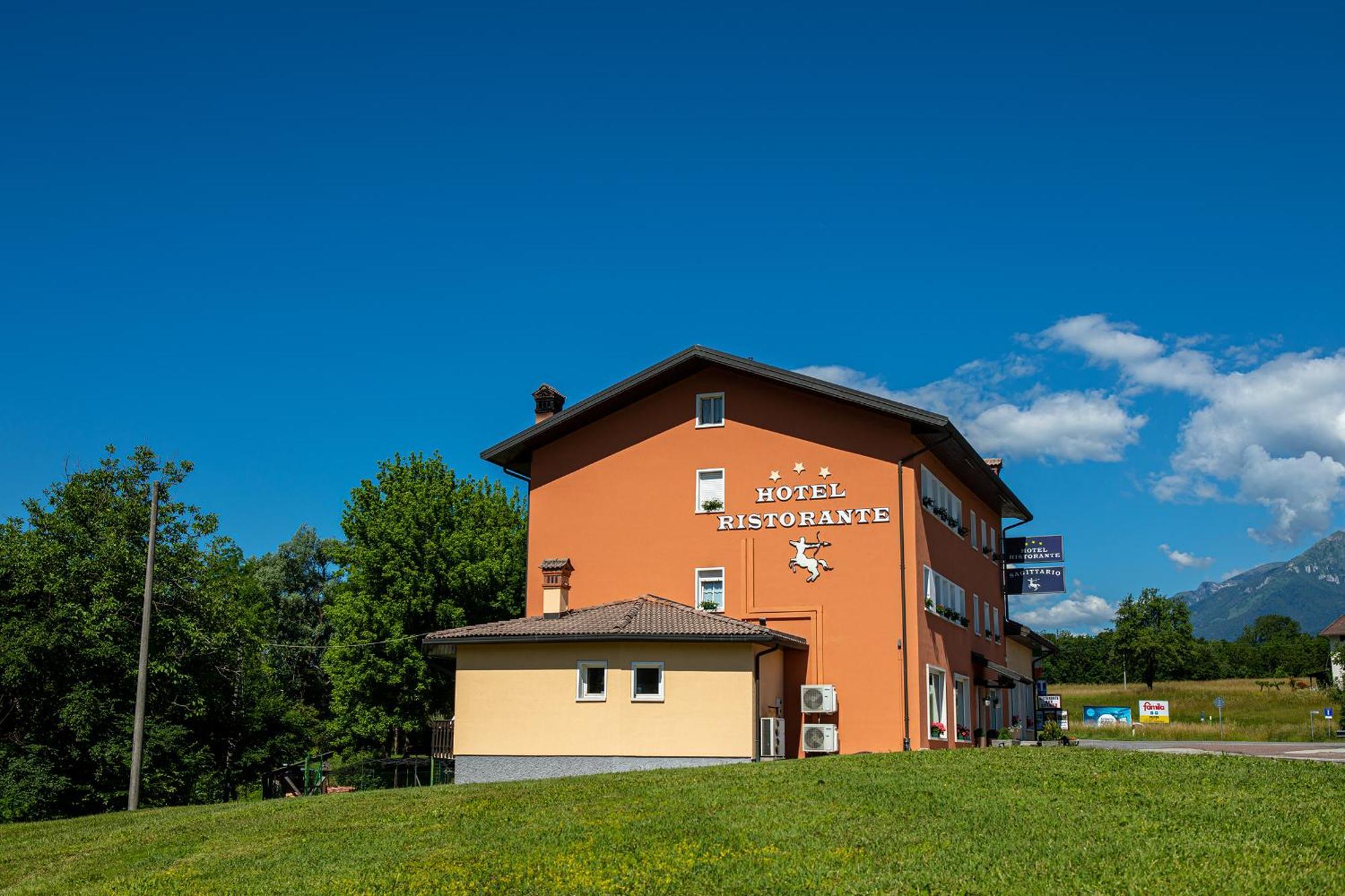 Hotel Ristorante Sagittario Feltre Exteriör bild