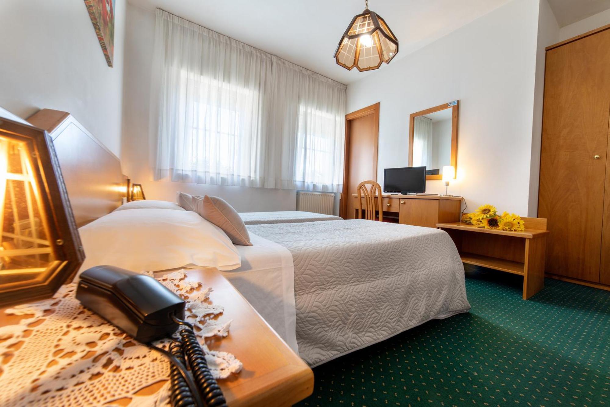 Hotel Ristorante Sagittario Feltre Exteriör bild