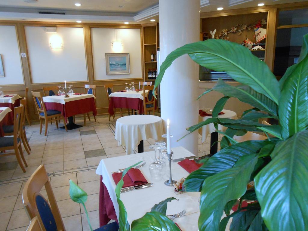Hotel Ristorante Sagittario Feltre Exteriör bild