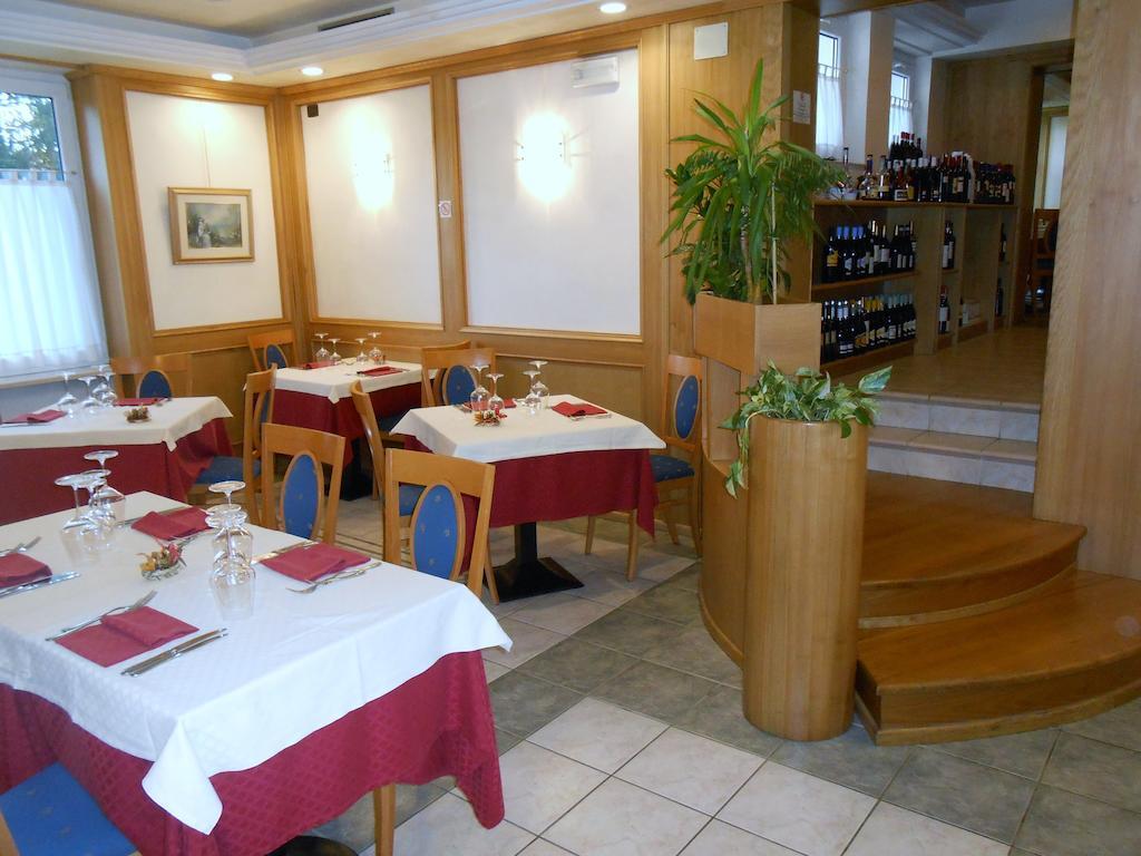 Hotel Ristorante Sagittario Feltre Exteriör bild