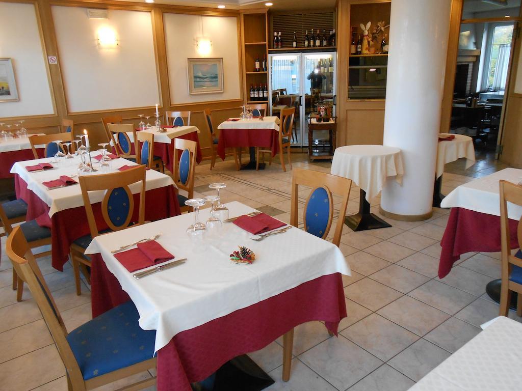 Hotel Ristorante Sagittario Feltre Exteriör bild