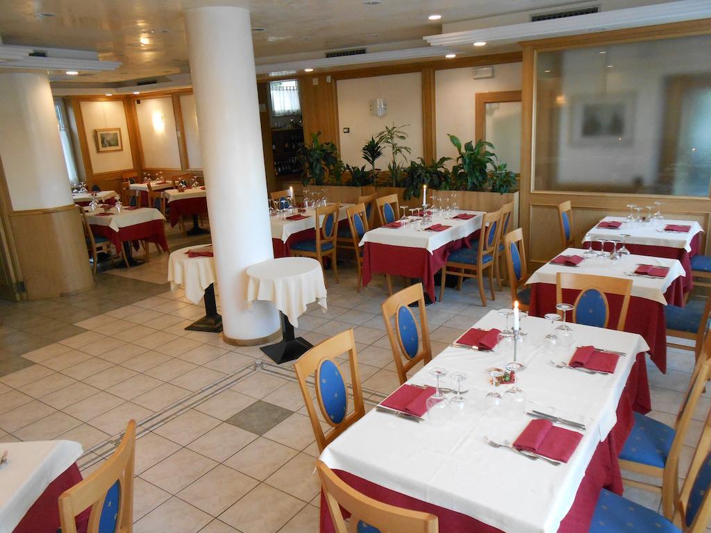Hotel Ristorante Sagittario Feltre Exteriör bild