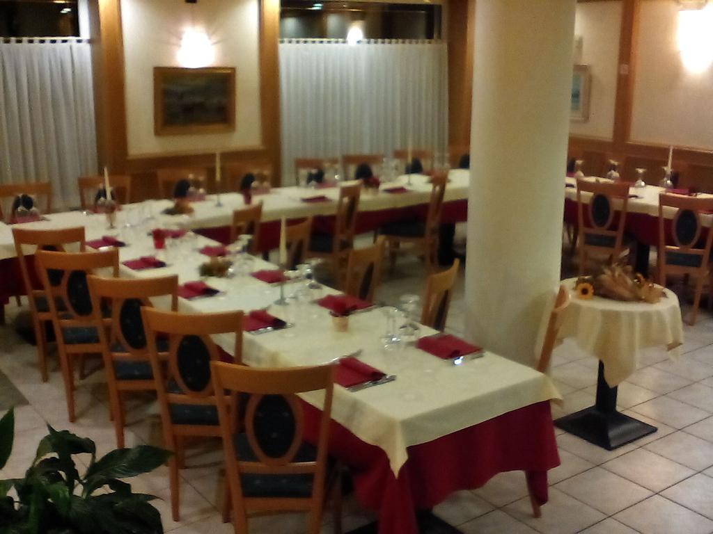 Hotel Ristorante Sagittario Feltre Exteriör bild